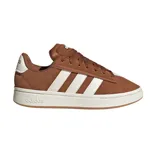 Championes adidas Grand Court Alpha de color marrón con las icónicas tres bandas laterales en color blanco. Presentan una capellada de gamuza, cierre con cordones y una suela de goma en tono crema.