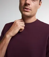 Remera azul marino de algodón, con cuello redondo y mangas cortas.