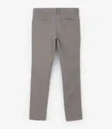 Pantalón de vestir color verde oscuro, corte slim, confeccionado en sarga de algodón y elastano.