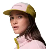 Gorra Columbia Wingmark de cinco paneles en combinación de colores rosado, gris, verde militar y mostaza, con visera curva, paneles laterales de malla y logo bordado en el frente.