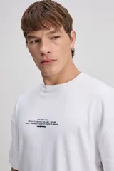 Remera oversize de manga corta color marrón con estampa pequeña en el pecho y estampa geométrica en la espalda.