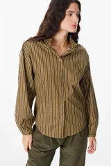 Camisa de manga larga con estampado de rayas verticales en color bordó y blanco. Presenta un cuello alto con volados y cierre frontal con botones a tono.