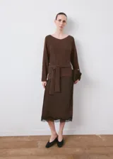 Chaleco marrón de punto de algodón, de diseño recto con cuello en V, manga larga y cinturón ajustable para anudar en la cintura.