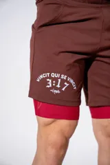 Short deportivo de lycra color marrón, con calza interna integrada en color rojo y estampado lateral en blanco.