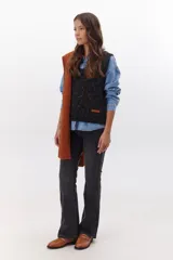 Camisa de jean celeste con botones metálicos envejecidos, manga larga y bolsillo en el pecho.