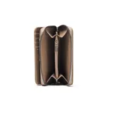 Billetera de tamaño compacto en símil cuero color taupe, con textura granulada y cierre perimetral. Presenta un diseño con costuras verticales decorativas y el logo de la marca en metal plateado en la parte frontal.