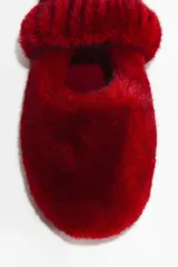 Pantuflas de textura afelpada en color rojo, con diseño cerrado y tira elástica decorativa en el empeine.