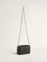 Bandolera negra de cuero con textura granulada y aplique de estrella en relieve. Incluye cierre superior con cremallera, correa de cadena dorada y logo "Golden Goose" estampado en el frente.