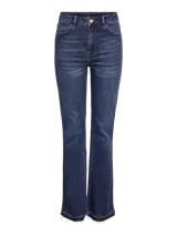 Jean de tiro alto con corte bootcut, confeccionado en denim azul oscuro. Presenta diseño de cinco bolsillos, cierre frontal con botón y cremallera, y terminación con tajos laterales en el ruedo.