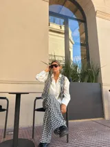 Pantalón de corte recto con estampado de cuadros vichy en blanco y negro, con cintura elástica.
