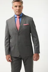 Ambo formal de corte clásico compuesto por saco de dos botones con solapa de muesca y pantalón de vestir a juego, confeccionado en tejido gris de textura fina.