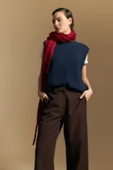 Pantalón de vestir negro con corte recto y tiro medio-alto, confeccionado con líneas sastreras limpias y bolsillos laterales.