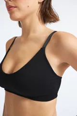 Sostén gris con encaje en el escote, de breteles finos y espalda lisa.