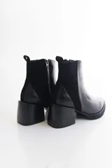 Botas de cuero negro con detalle de pulsera removible con tachas plateadas.