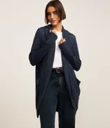 Cardigan alargado de punto color azul marino, de diseño abierto y fluido, con mangas largas y bolsillos laterales.