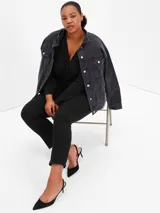 Jean de corte recto y tiro medio, confeccionado en denim negro con lavado uniforme. Presenta cierre de cremallera con botón metálico, cinco bolsillos tradicionales y costuras reforzadas.