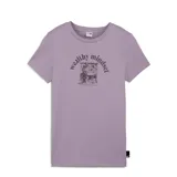 Remera de manga corta Puma con cuello redondo, color lila, con estampado gráfico frontal estilo retro que incluye la frase 'wealthy mindset' y una ilustración de una fachada de tienda.