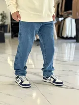 Pantalón de jean gris con lavado ácido, corte holgado de estilo oversize y diseño recto.