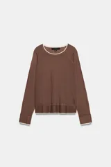 Jersey de punto color marrón con efecto doble, cuello redondo y manga larga con puños acanalados.