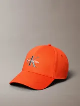 Gorra Calvin Klein Jeans con visera curva, cierre ajustable en la parte posterior y logotipo de la marca bordado en el frente.