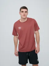 Remera deportiva Umbro modelo Vant, de color negro con paneles laterales grises y cuello redondo, diseñada para hombre.