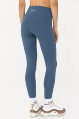 Conjunto deportivo azul compuesto por un top con breteles anchos y calzas largas de tiro alto.
