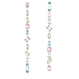 Par de aros largos colgantes con diseño asimétrico, con cristales facetados de diferentes formas y colores, engarzados en metal con baño de rodio.
