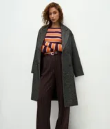 Pantalón de corte recto confeccionado en punto roma, con diseño de raya de tiza. Presenta cintura estructurada con trabillas para cinturón y bolsillos laterales.
