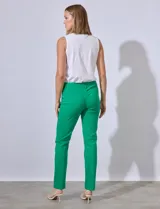 Pantalón blanco de gabardina elastizada, marca Zac & Rachel. Con pretina con pasadores, botón y cierre. Delantera con tres bolsillos. Trasera con bolsillos ojal.