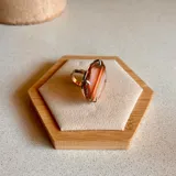 Anillo ajustable de alpaca con piedra de ágata natural en tono oscuro y centro claro, engarzada en metal plateado.