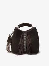 Bolso tipo bucket de color marrón oscuro con textura en zigzag. Presenta un detalle central de flecos largos y botones metálicos decorativos. Incluye una manija superior fruncida y una correa larga extraíble con diseño geométrico estampado.