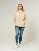 Campera ligera acolchada de Tommy Hilfiger en color beige. Presenta un diseño con costuras en forma de V, cuello alto con capucha ajustable mediante cordones, cierre frontal de cremallera y dos bolsillos laterales con cierre. Cuenta con el logo de la marca bordado en el pecho.