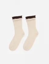 Medias de caña media en color beige, con diseño que simula una doble capa y detalle de volado en el borde superior en color marrón.