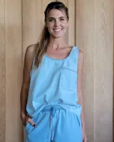 Musculosa celeste de denim con bolsillo de parche en el pecho.