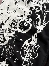 Jogging negro baggy con estampado serigrafiado en blanco en ambas piernas, cintura elástica y corte holgado.
