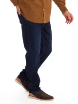 Jeans de mezclilla color azul oscuro con costuras en tono tabaco, tiro medio y corte de ajuste moderno.