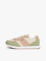 Zapatillas de estilo retro running con paneles de ante en tonos beige, rosa y verde. Presentan cierre con cordones, suela de EVA blanca y el monograma TH en el lateral.