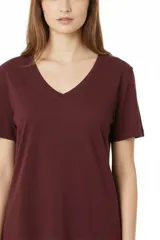 Remera blanca de manga corta con cuello en V y calce holgado, confeccionada en algodón.