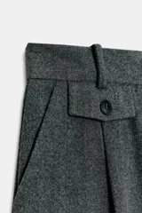 Pantalón de tiro medio con pinzas delanteras y pernera recta. Cuenta con bolsillos frontales, falsos bolsillos traseros de vivo y cierre frontal con cremallera, botón interior y ganchos.