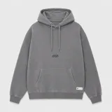 Canguro con capucha gris de corte holgado, con bolsillo frontal tipo canguro y logo pequeño estampado en el centro del pecho.