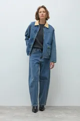 Jean de corte barrel con costura horizontal a la altura de la rodilla, tiro medio y diseño de pierna curva.