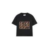 Remera oversize negra de Eme Studios, con cuello redondo y mangas cortas. Presenta un estampado frontal en el pecho con bloques de diseño camuflado en tonos marrones y letras negras que forman la palabra "Eme Studios".
