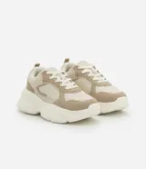 Championes urbanos color beige con detalles en cuero sintético y gamuza. Presentan cordones blancos, suela chunky y recortes contrastantes.