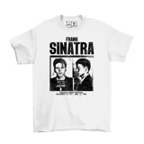 Remera blanca de algodón con estampa frontal en negro que presenta un diseño tipo ficha policial de Frank Sinatra con su nombre y fechas de nacimiento y fallecimiento.
