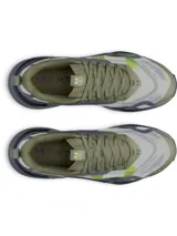 Championes de entrenamiento cruzado Under Armour UA Reign XT, color verde militar y gris con detalles en verde lima y negro. Cuentan con amortiguación UA HOVR y tecnología UA TriBase.