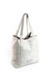 Bolso tote de cuero con estampado animal print en tonos blanco y beige. Tiene doble asa de hombro y cierre superior con cremallera.