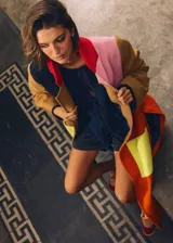 Tapado largo de paño con diseño color block en tonos marrón, verde, amarillo y naranja. Presenta solapas, bolsillos de parche en contraste rosa y un corte recto.