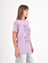 Remera de algodón con efecto acid wash en color gris oscuro, de corte holgado y manga corta. Presenta una estampa fotográfica en blanco y negro en el frente con la frase 'BLIND LOVE'.