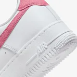 Championes Nike Air Force 1 '07, de diseño clásico con base blanca y detalles en color rosa texturizado en el logo lateral y el talón.