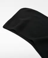 Bufanda tipo capucha de tejido negro, con acabado desflechado en el borde inferior y etiqueta exterior logotipada.